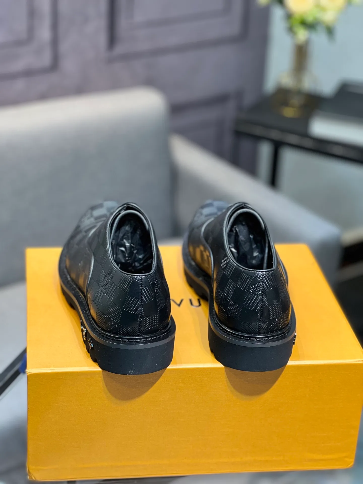 Men's shoes 💰820 [LV] - High-end quality - Upper: 🔝 tumbled cowhide, Nappa cowhide, brand logo sewn on shoe body - Lining: cowhide, foot pads; water-dyed cowhide - Outsole: TPR·rubber foam; two-color molded outsole -Super high quality control·Fine workmanship: highlighted (high-end·luxury·grade) -Size: 39-44 (38 45 can be customized)